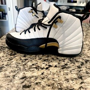 They are Jordan 12 royal size 6.5 they are very good nice shoes